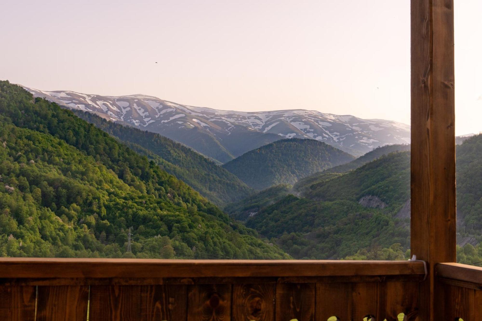 Motives Inn Dilijan Bagian luar foto